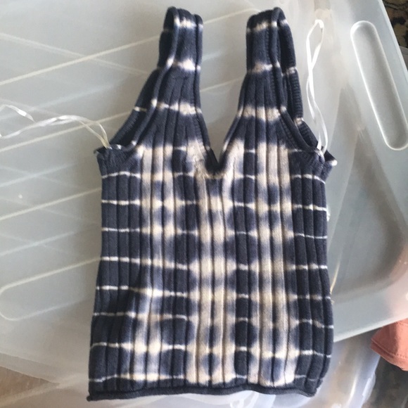 Guess Knit V-neck Tie-Dyed Sweater Style Cropped Tank - Picture 5 of 5